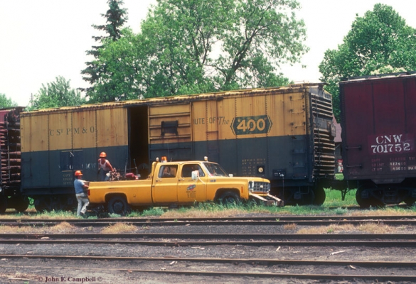 Railroaders at work - Engineering Dept employees unloading equipment ...